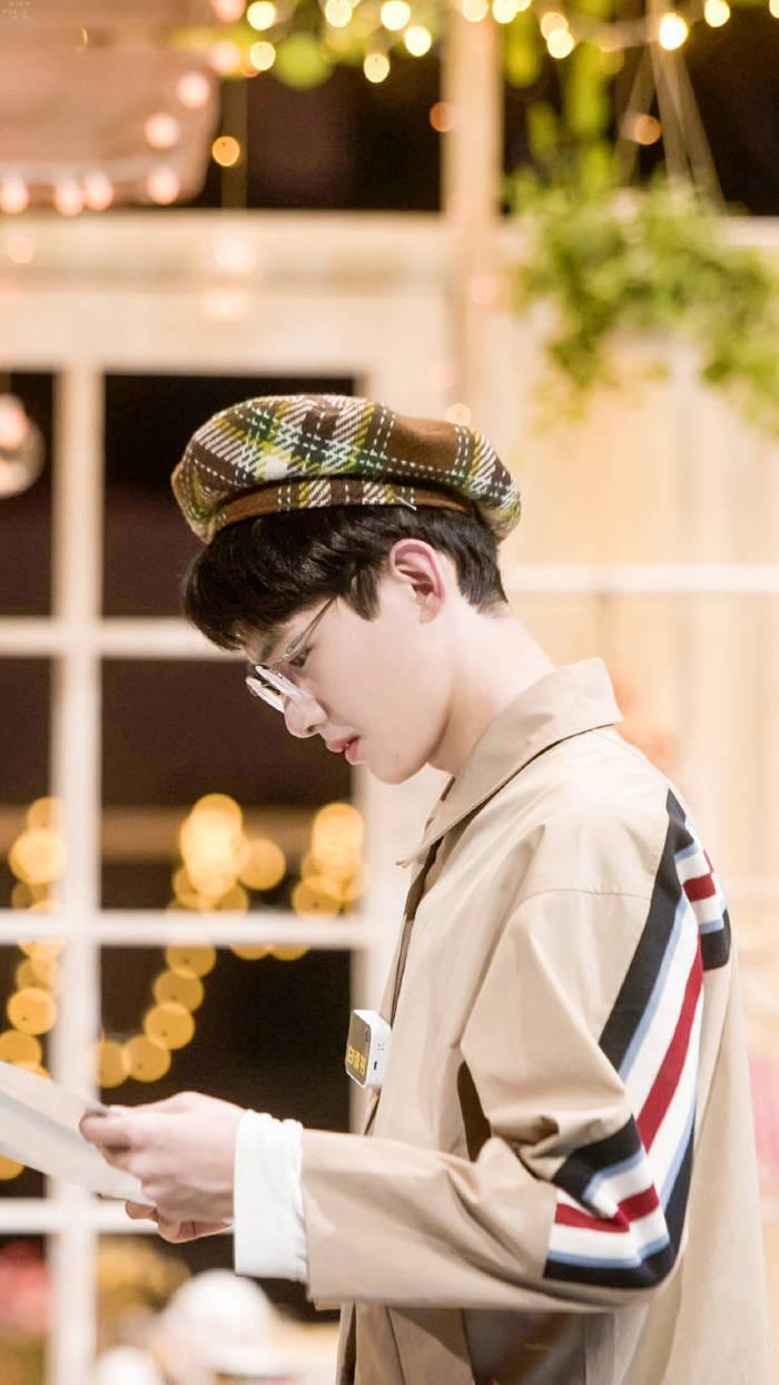 白敬亭帅气眼镜杀