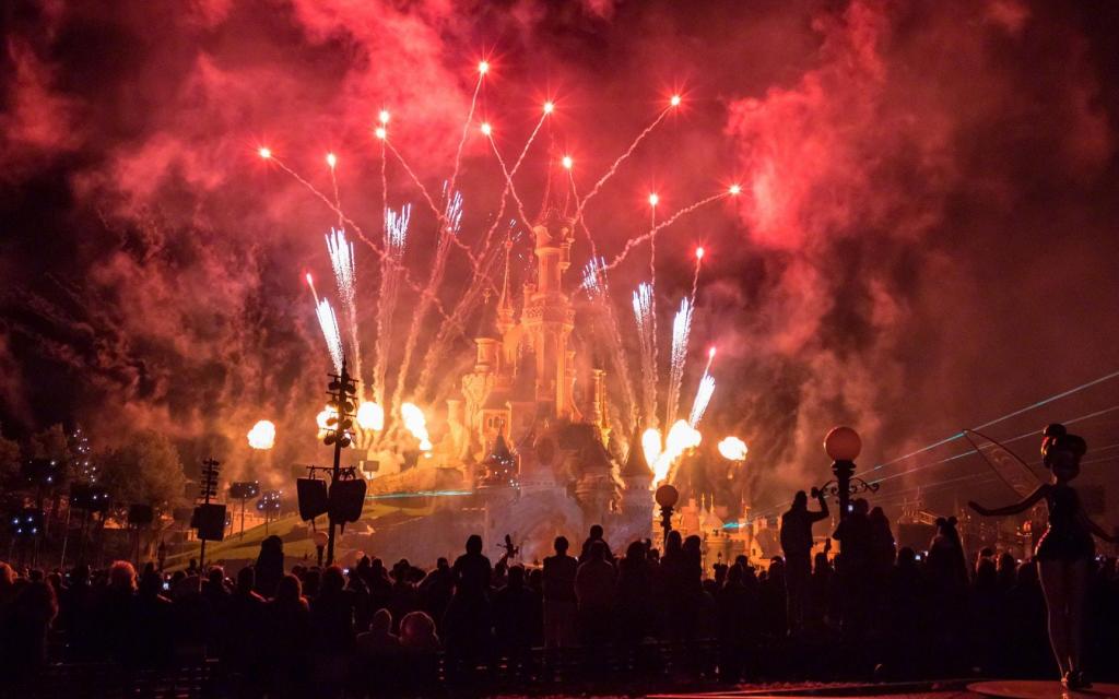 迪士尼城堡绚丽璀璨烟花灯光秀