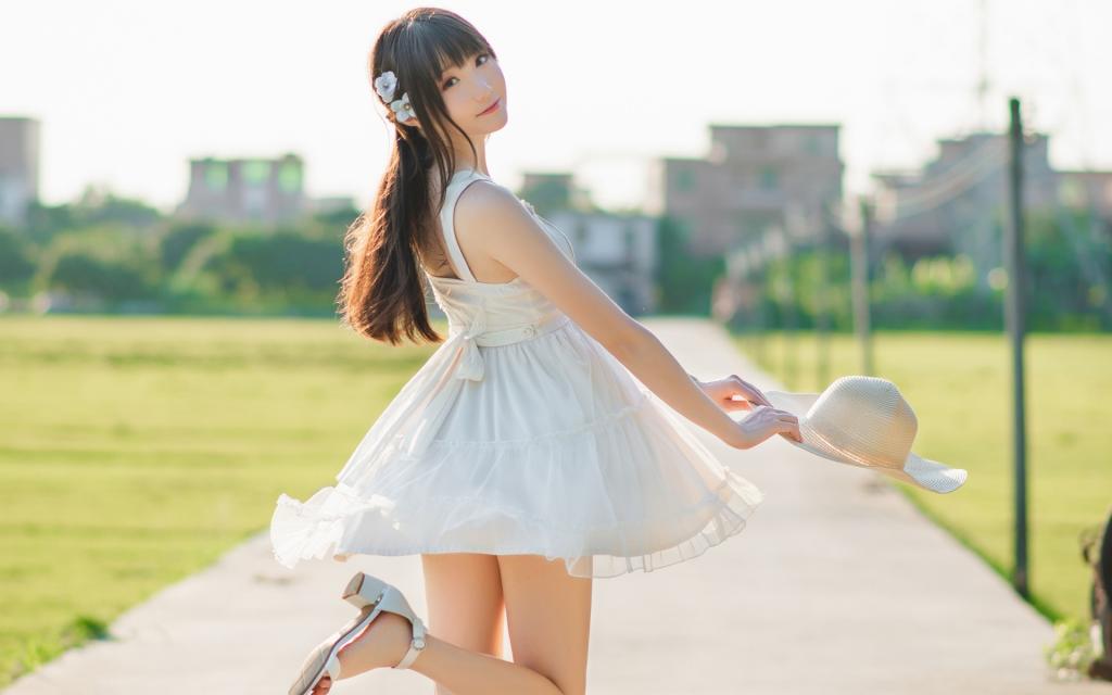 性感吊带美女户外迷人写真