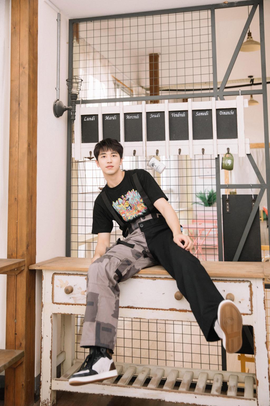 许魏洲撞色背带裤阳光帅气写真