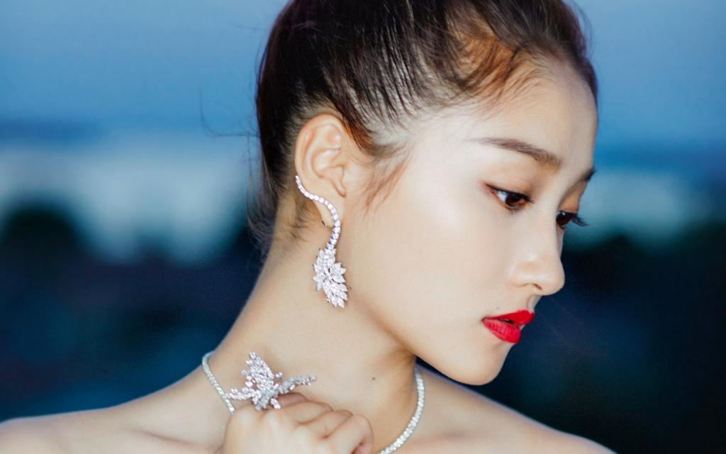 关晓彤黑金长裙性感写真