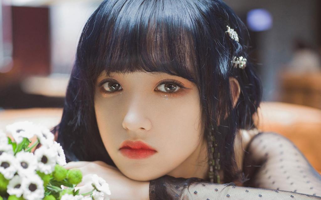 程潇孔雀绿露肩长裙性感迷人写真