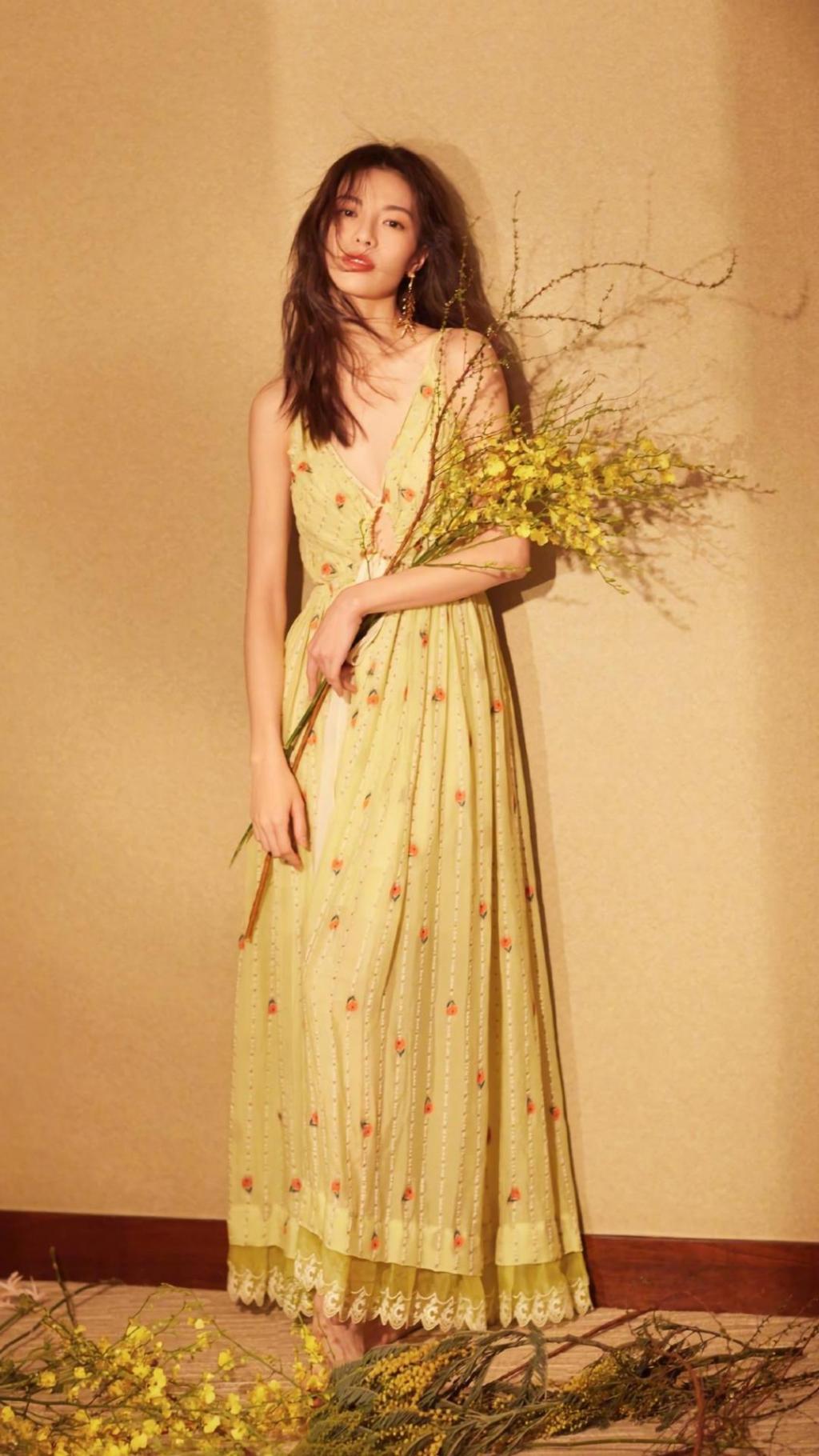 气质出众女神钟楚曦优雅写真