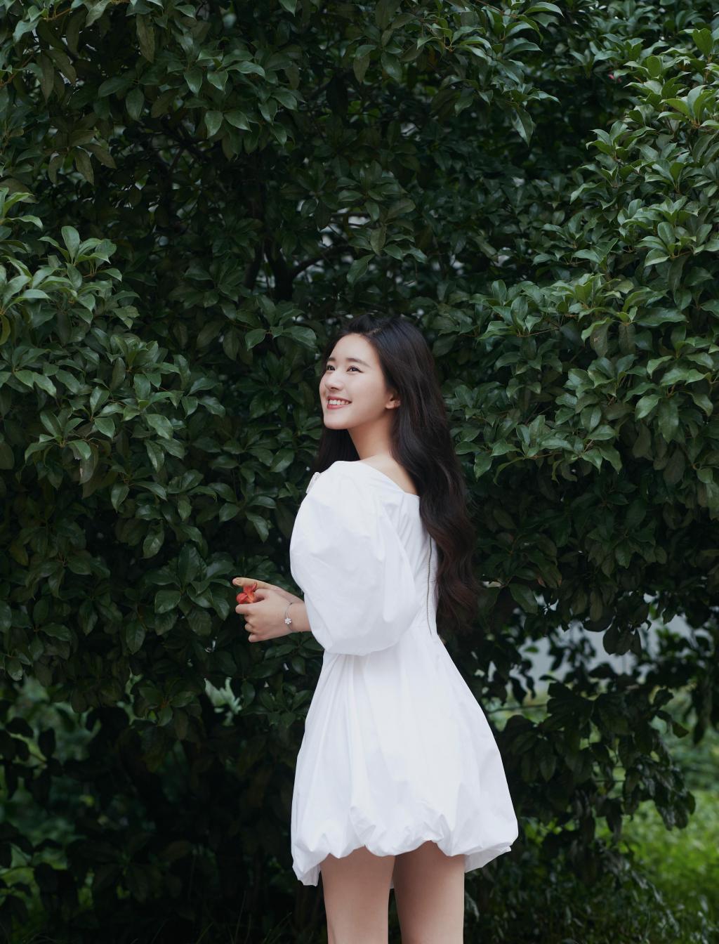 赵露思清纯小白裙甜美写真