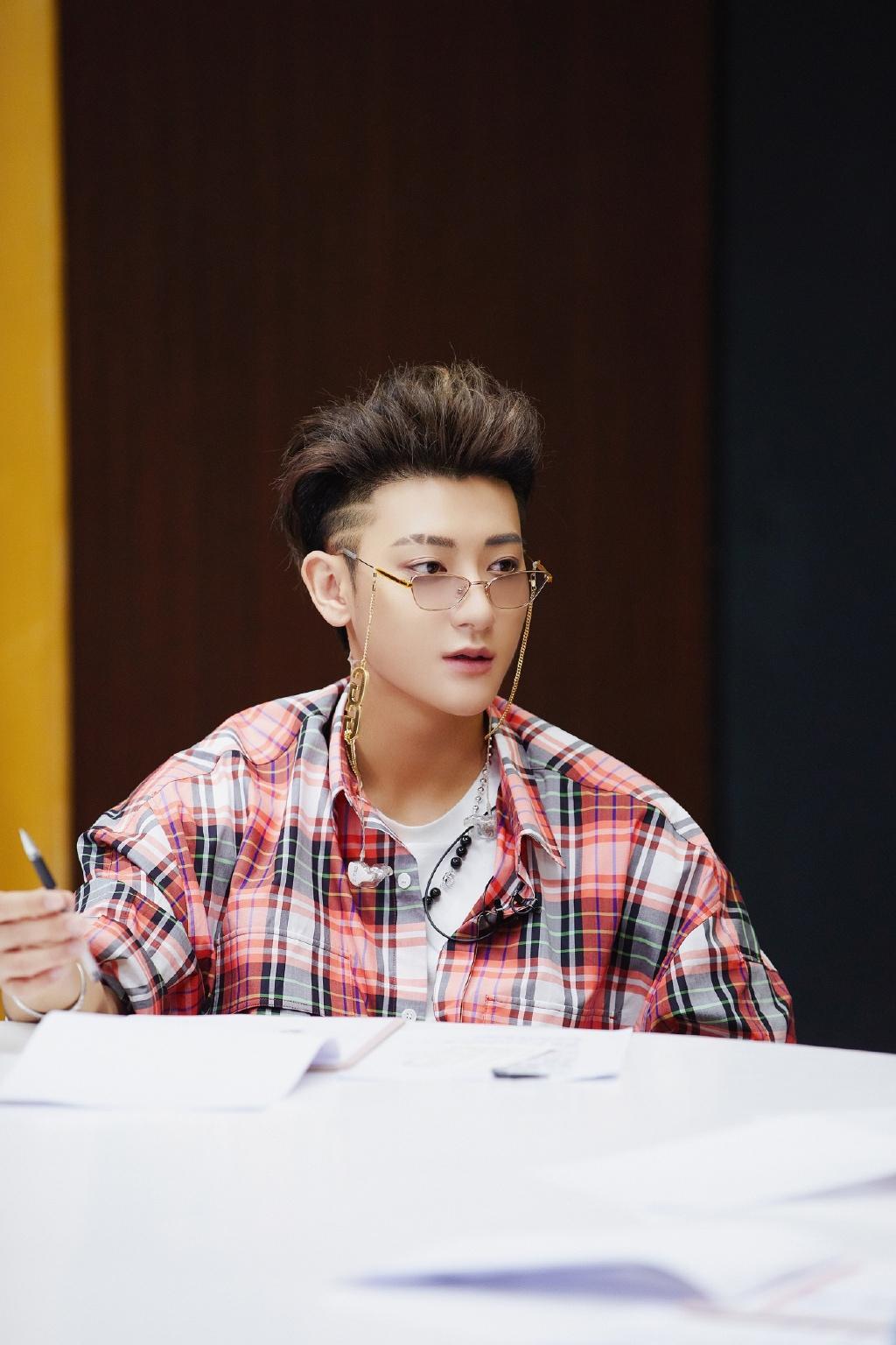 黄子韬《创造营2020》儒雅帅气时尚剧照