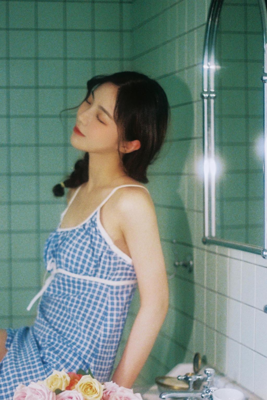 许杨玉琢怀旧风露肩性感写真