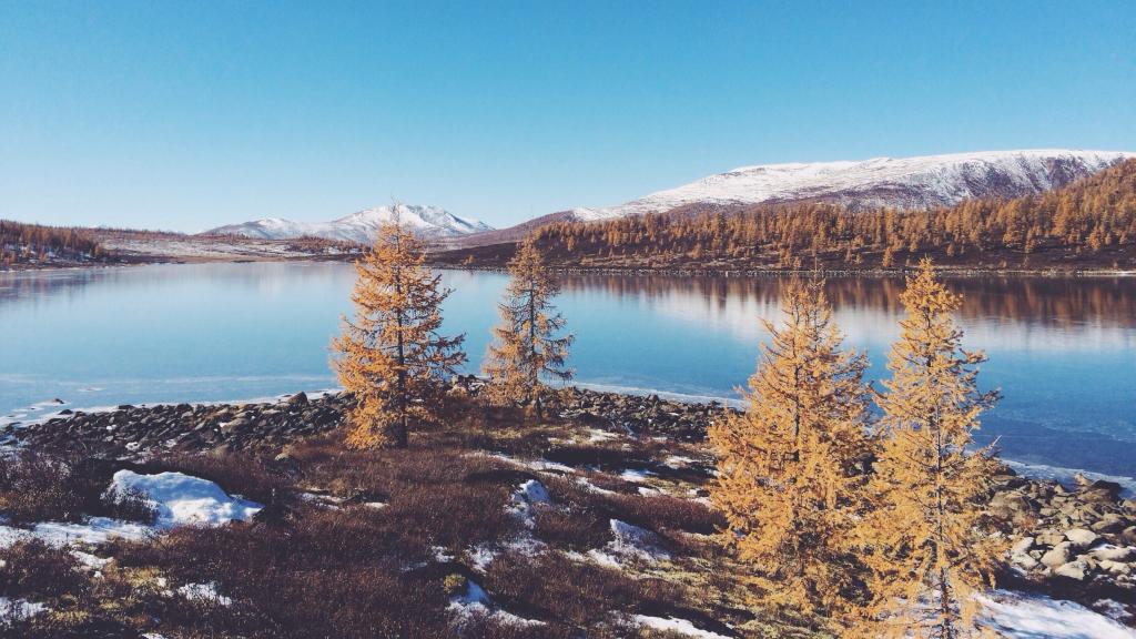 蓝得深沉的湖泊