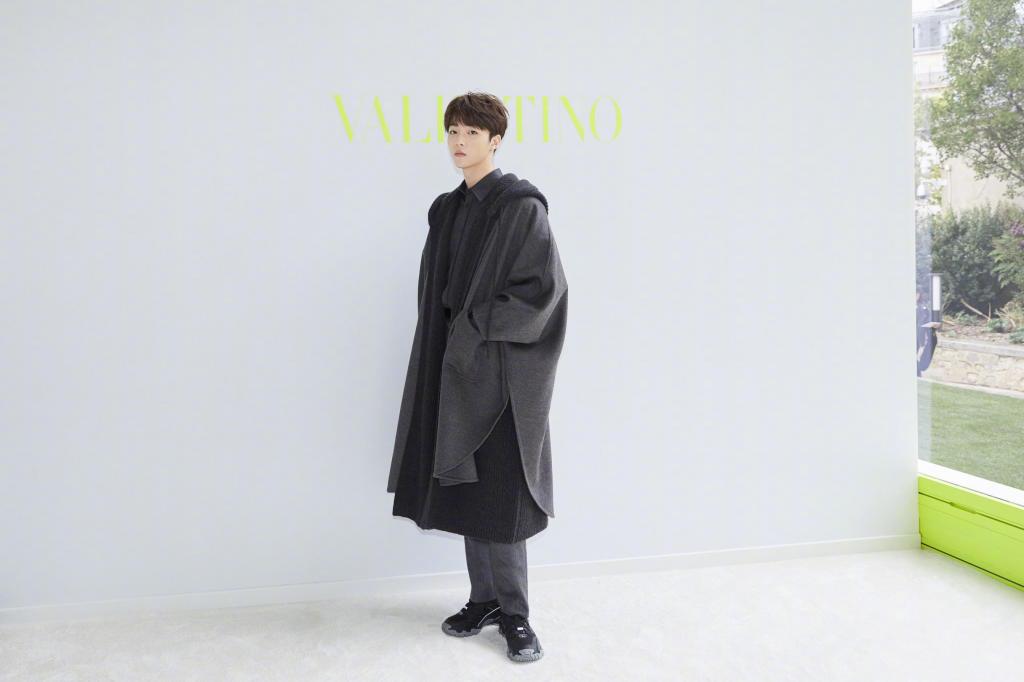 陈立农灰色斗篷大衣