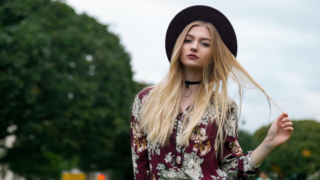 漂亮妩媚的气质美女户外写真