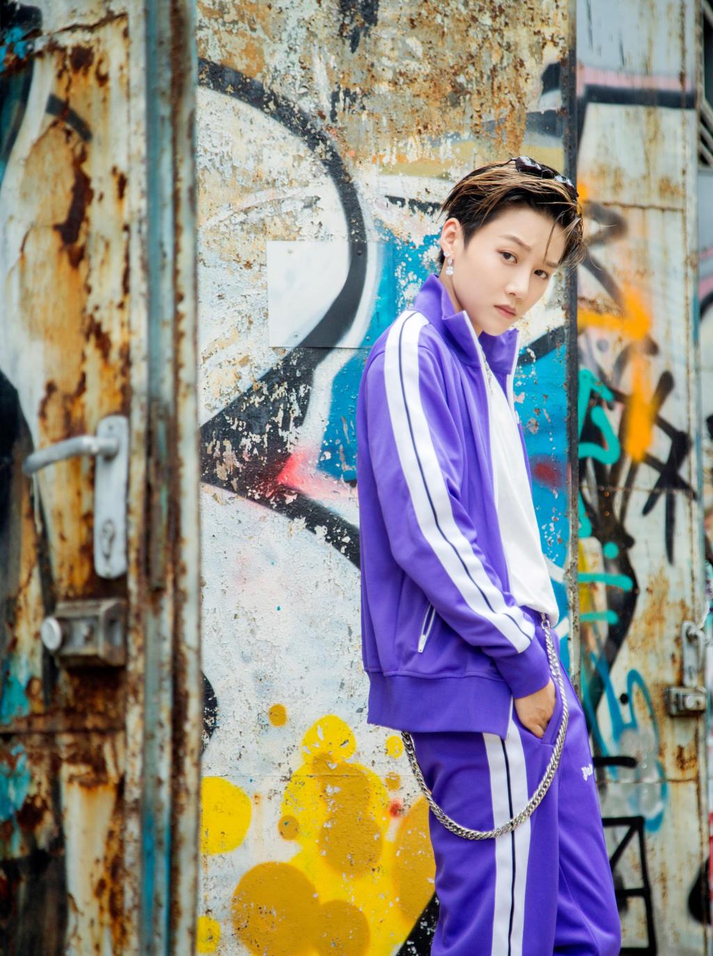 刘雨昕休闲运动服装户外街拍