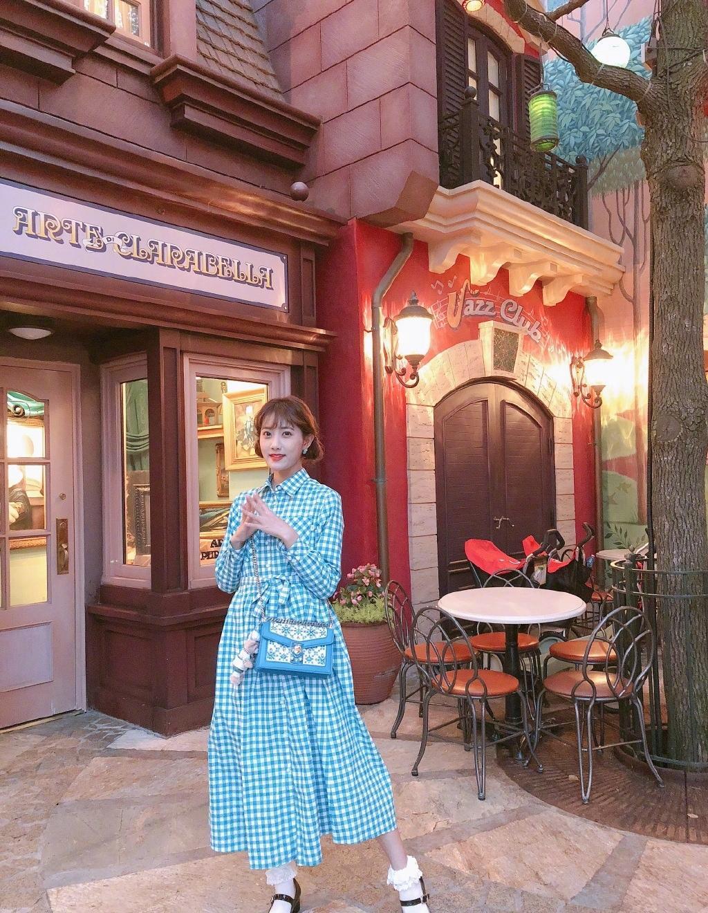 李艺彤迪士尼少女风格可爱甜美自拍