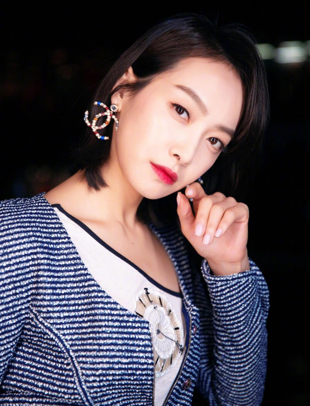 宋茜时钟刺绣连身裙