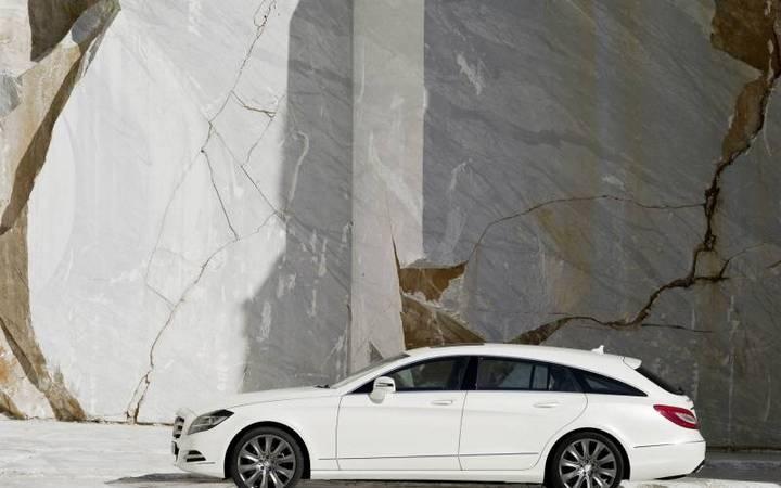 梅赛德斯白色奔驰CLS跑车