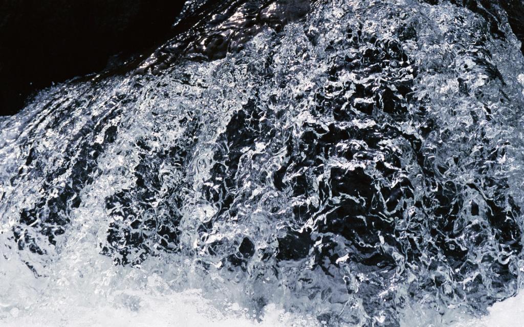 山林间的瀑布溪流