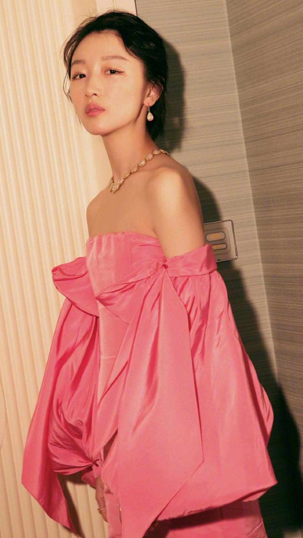 周冬雨优雅写真