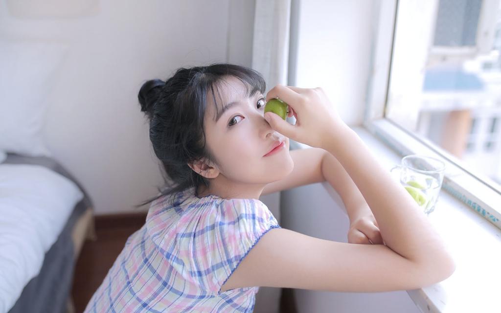 清新养眼的少女室内写真
