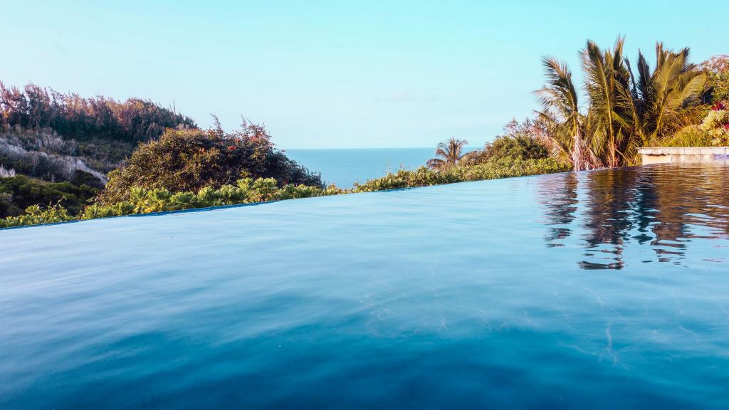 户外清新露天豪华游泳池