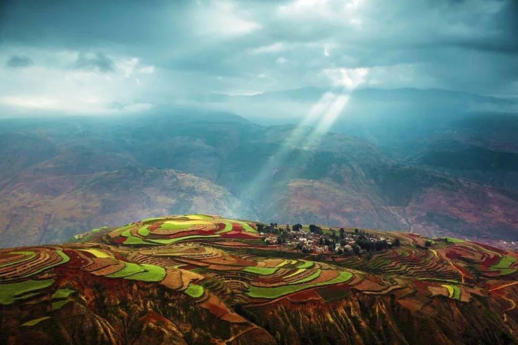 云南省的东川红土地优美自然风光迷人写真