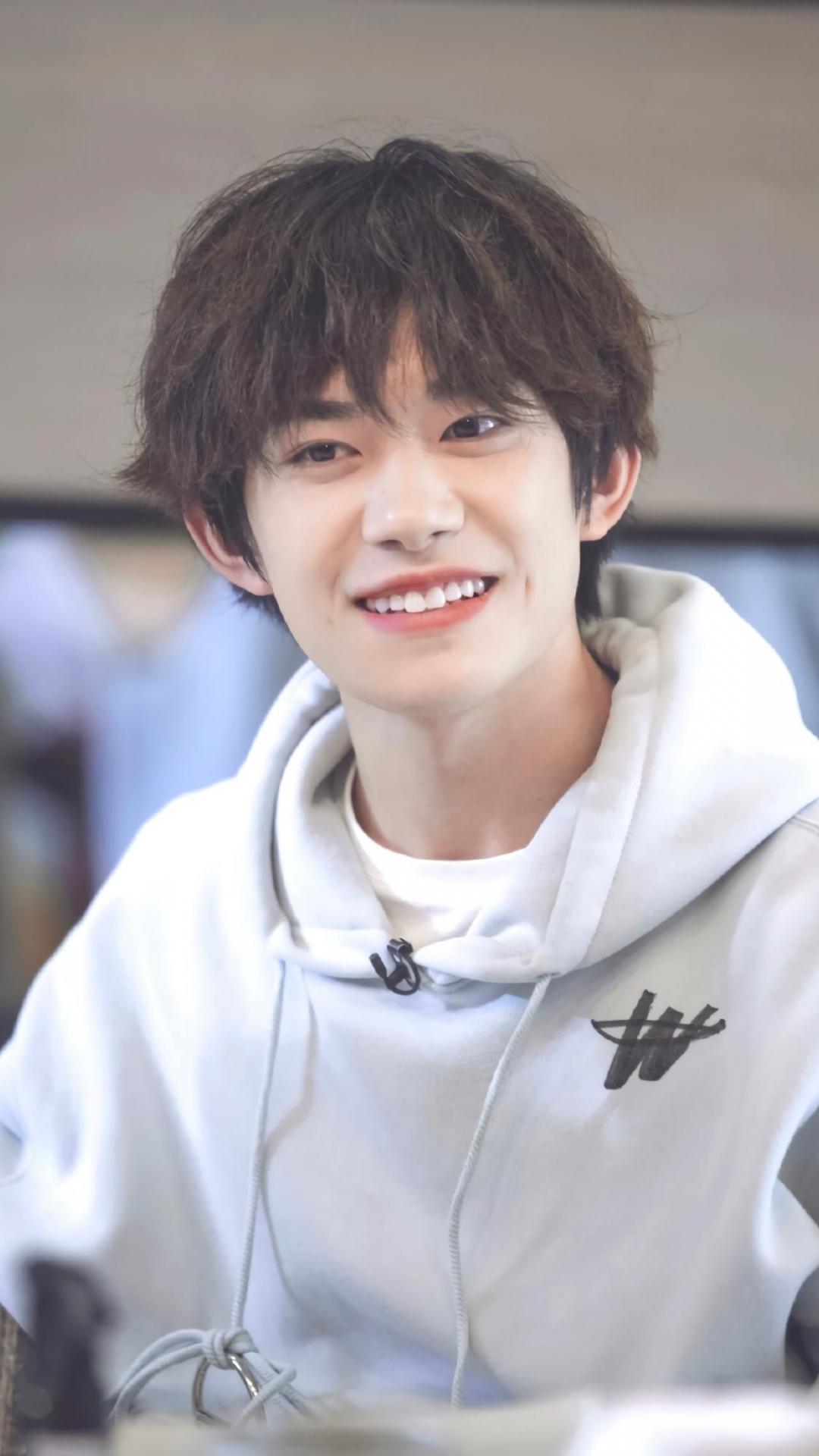 阳光男孩易烊千玺帅气休闲迷人写真