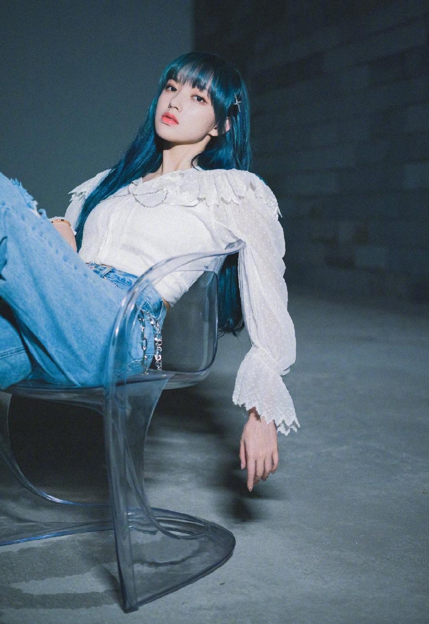 程潇蓝发酷飒个性潮流时尚写真