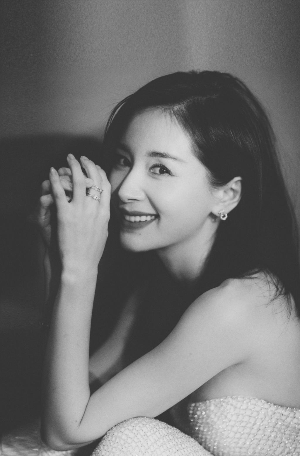 王子文性感露腰人鱼裙诱人写真