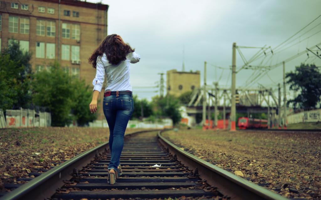 铁轨出轨少女