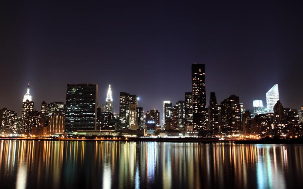 城市夜景水中倒影