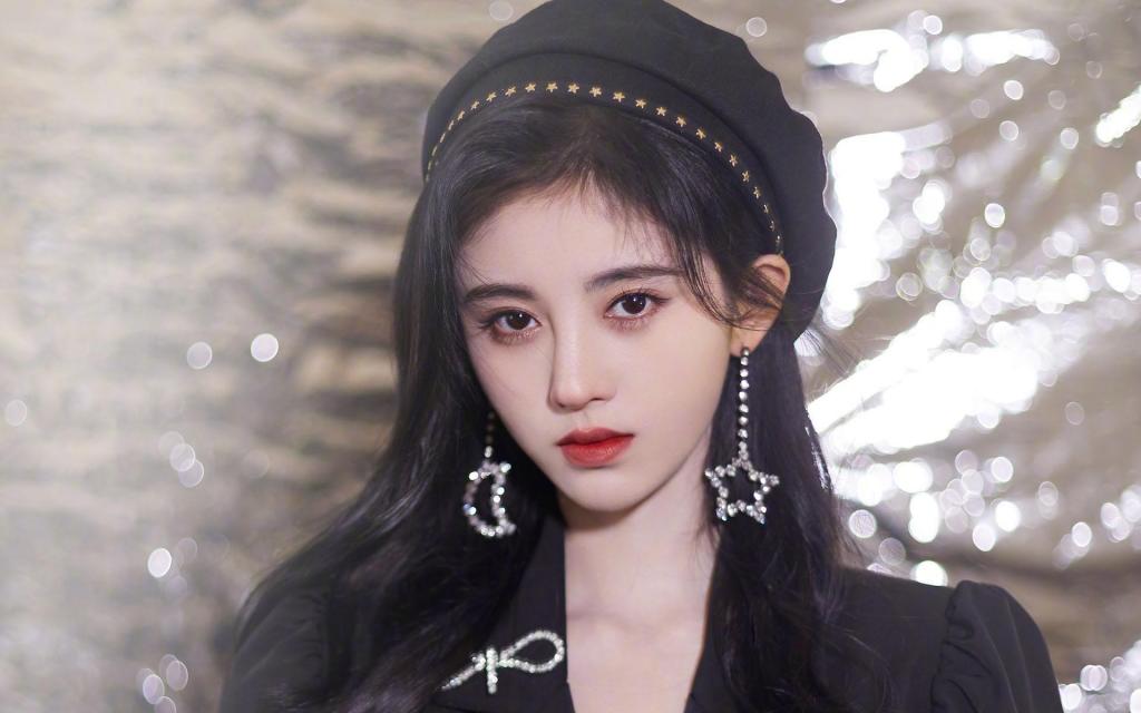 鞠婧祎白皙性感甜美写真