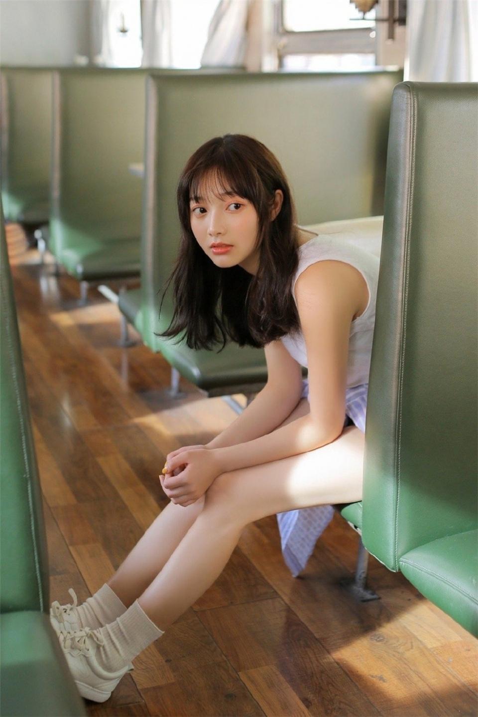 运动风纯情少女粉嫩甜美可爱私房写真