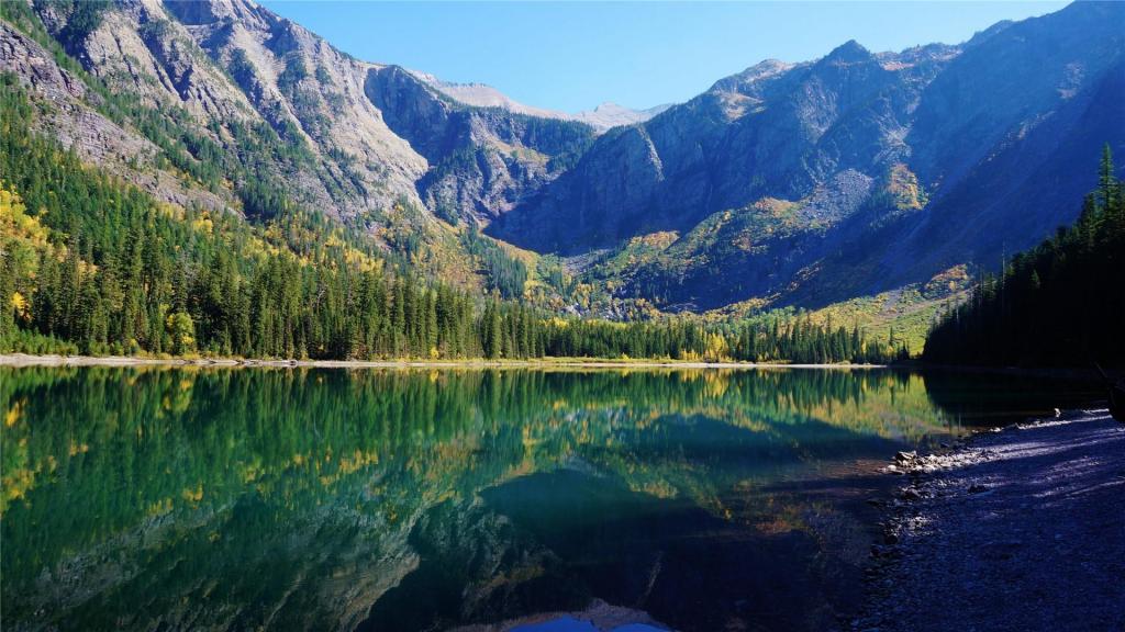 湖泊呈现的唯美倒影