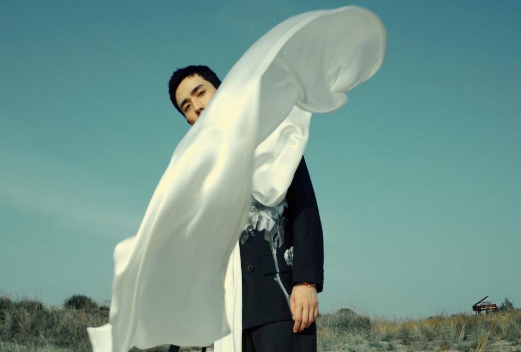 2020年7月刊封面人物朱一龙帅气迷人最新造型