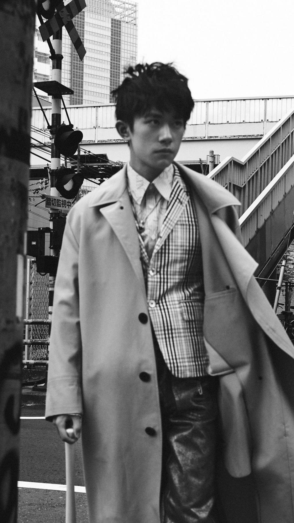 易烊千玺时尚酷炫黑白帅气写真