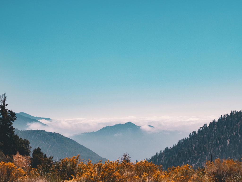 沿路上挺拔险峻山脉大自然景色