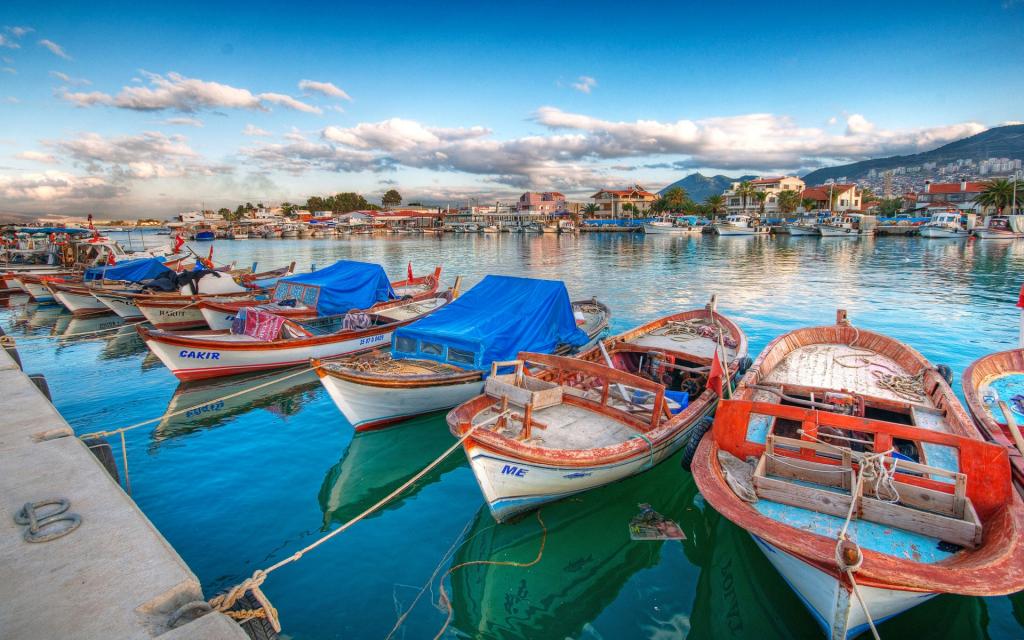 停泊的小船风景