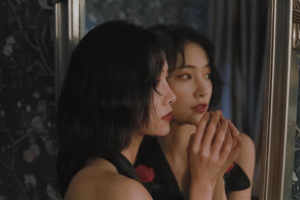 许佳琪香肩半露性感复古旗袍写真