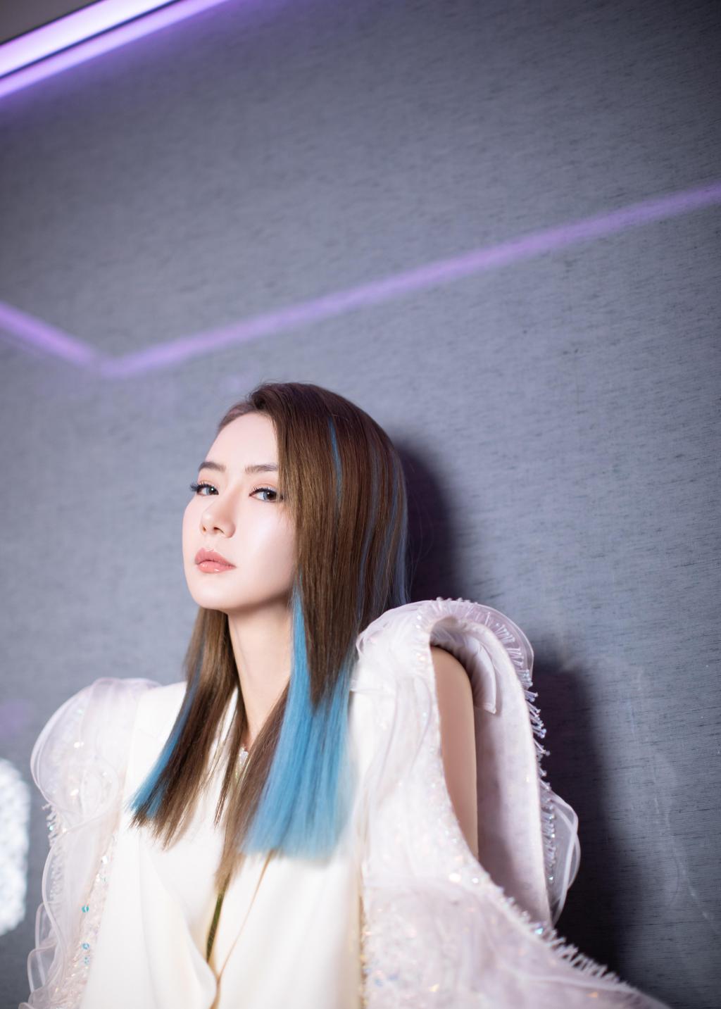 戚薇冷艳魅惑写真