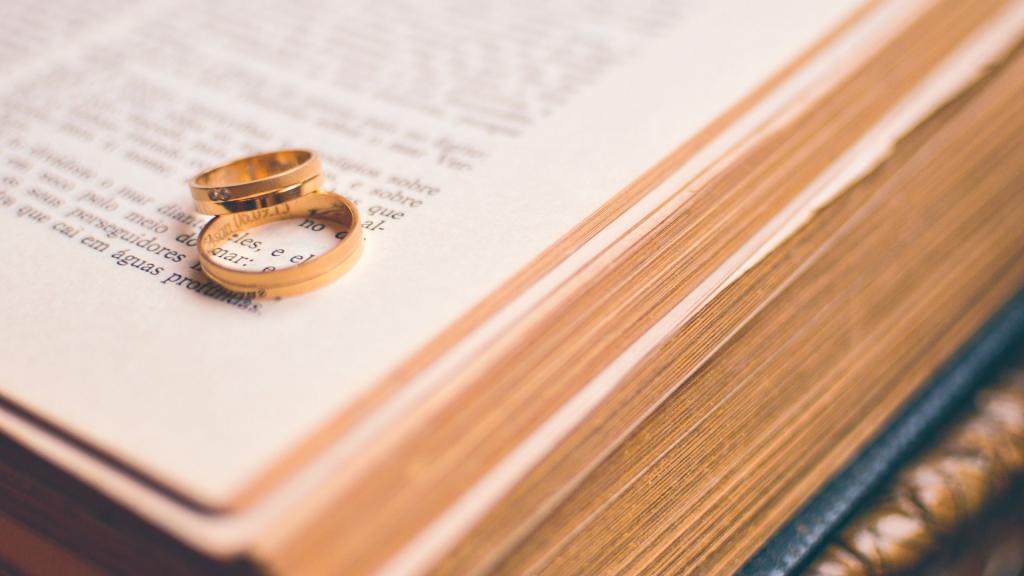 闪闪发亮的订婚钻戒