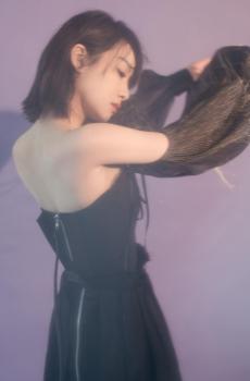 性感女星宋茜露肩唯美写真