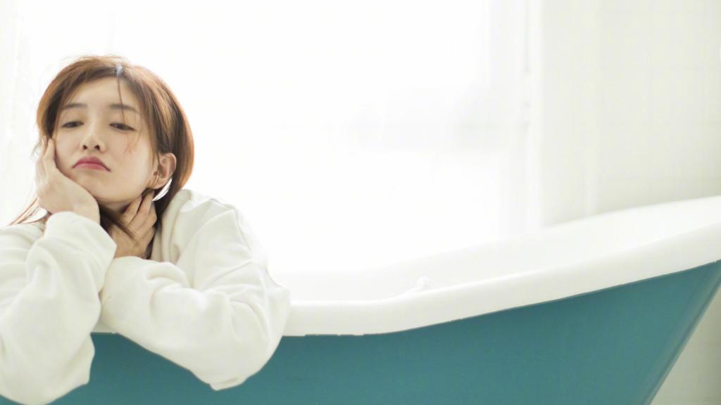 江疏影浴缸慵懒风写真