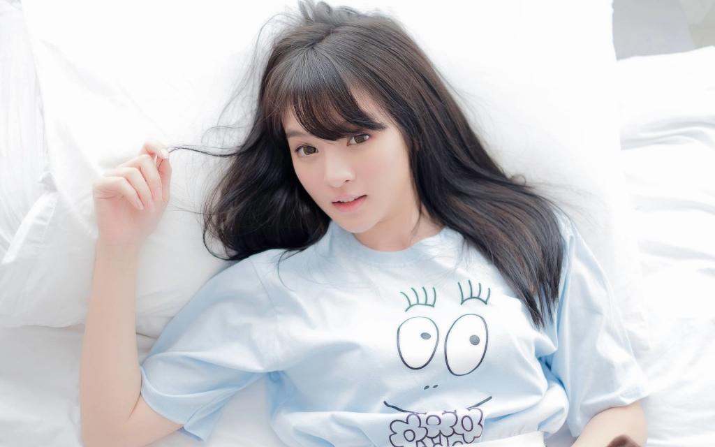 长发美女床上清新写真