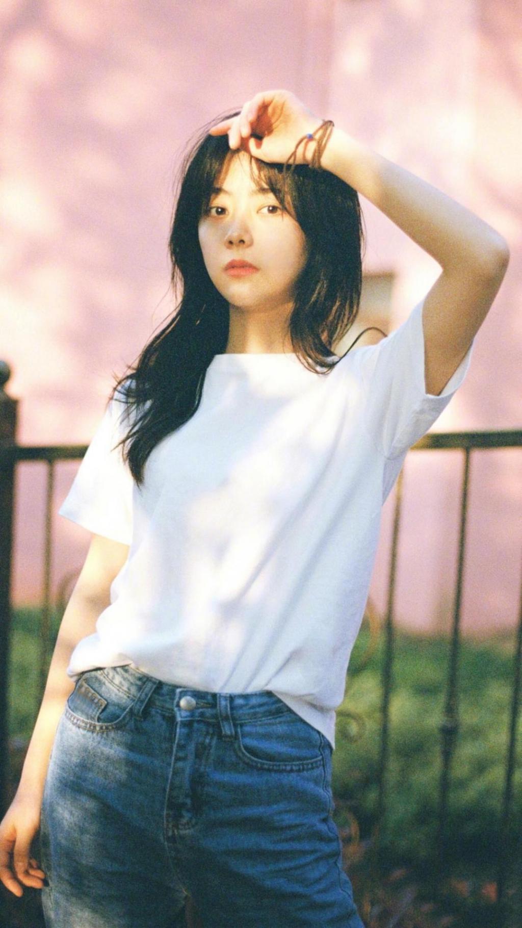 休闲灵气仙女谭松韵时尚休闲写真