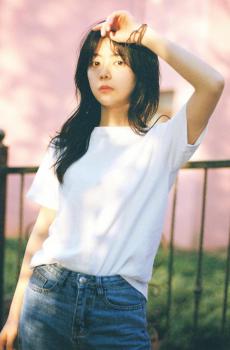 休闲灵气仙女谭松韵时尚休闲写真-0