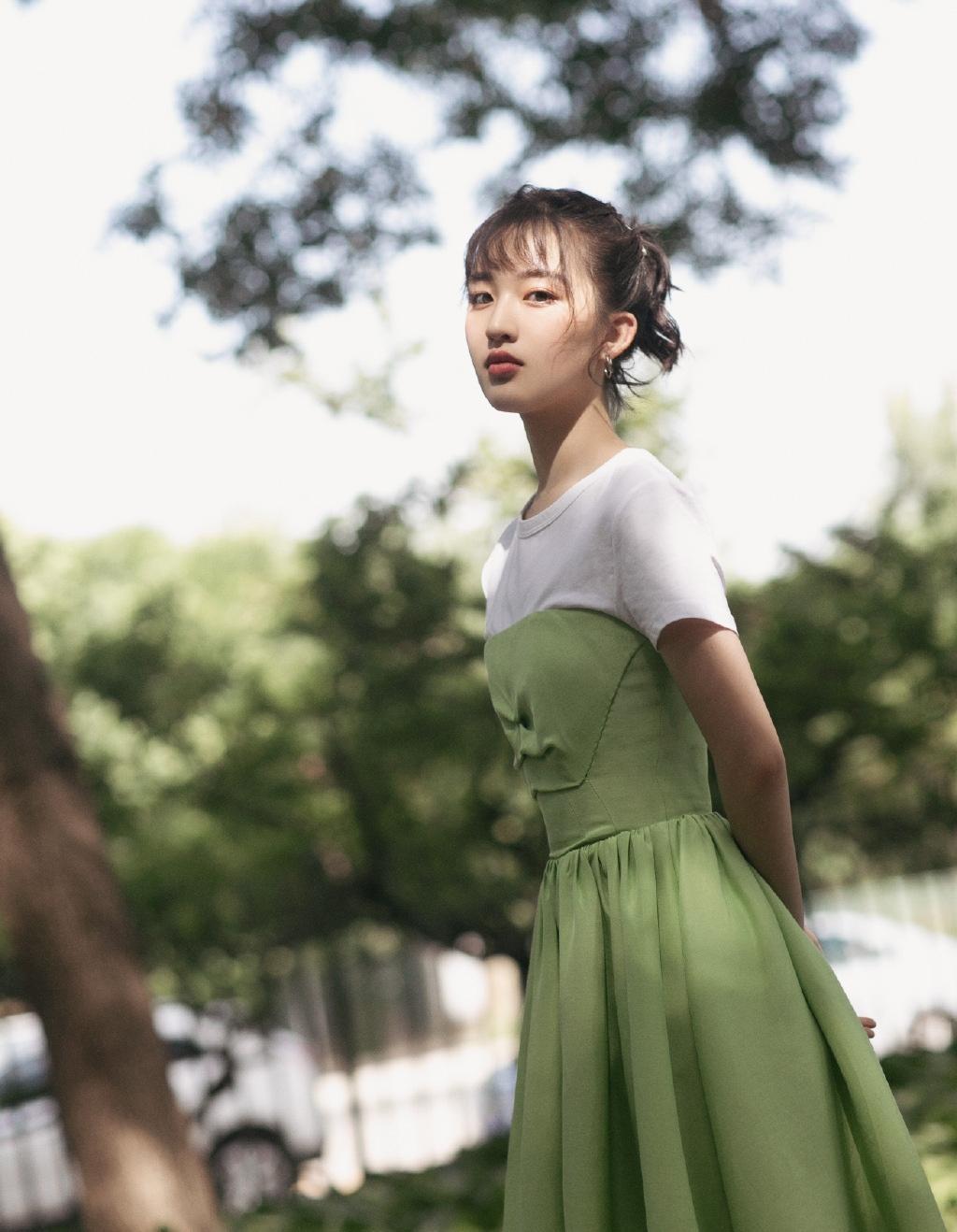 邓恩熙清新绿裙甜美仙气写真