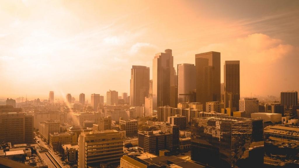 温暖的阳光照耀着城市建筑