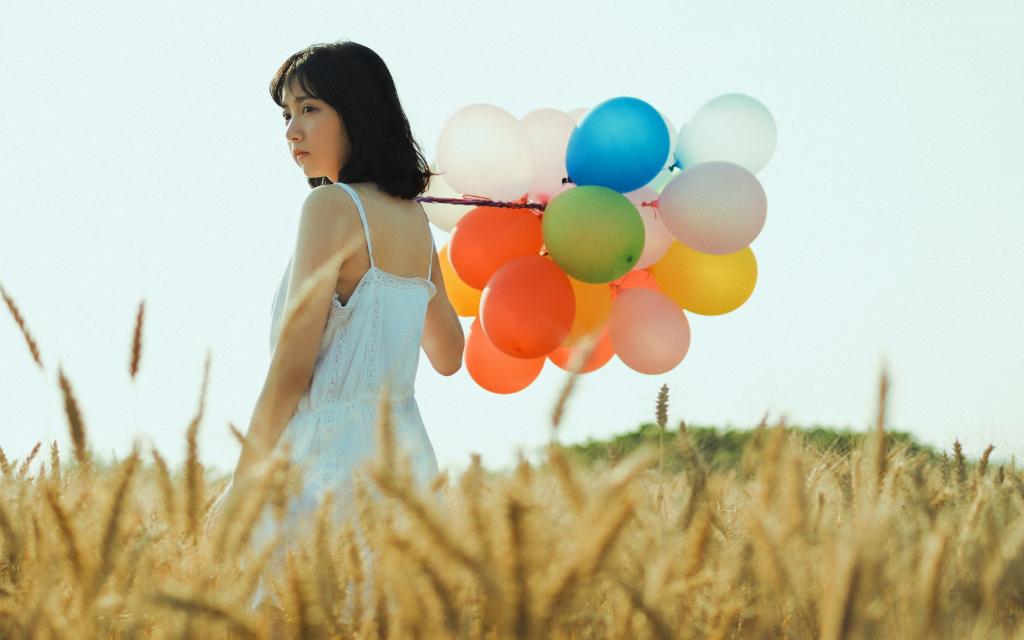 麦田里清纯可爱的短发女孩