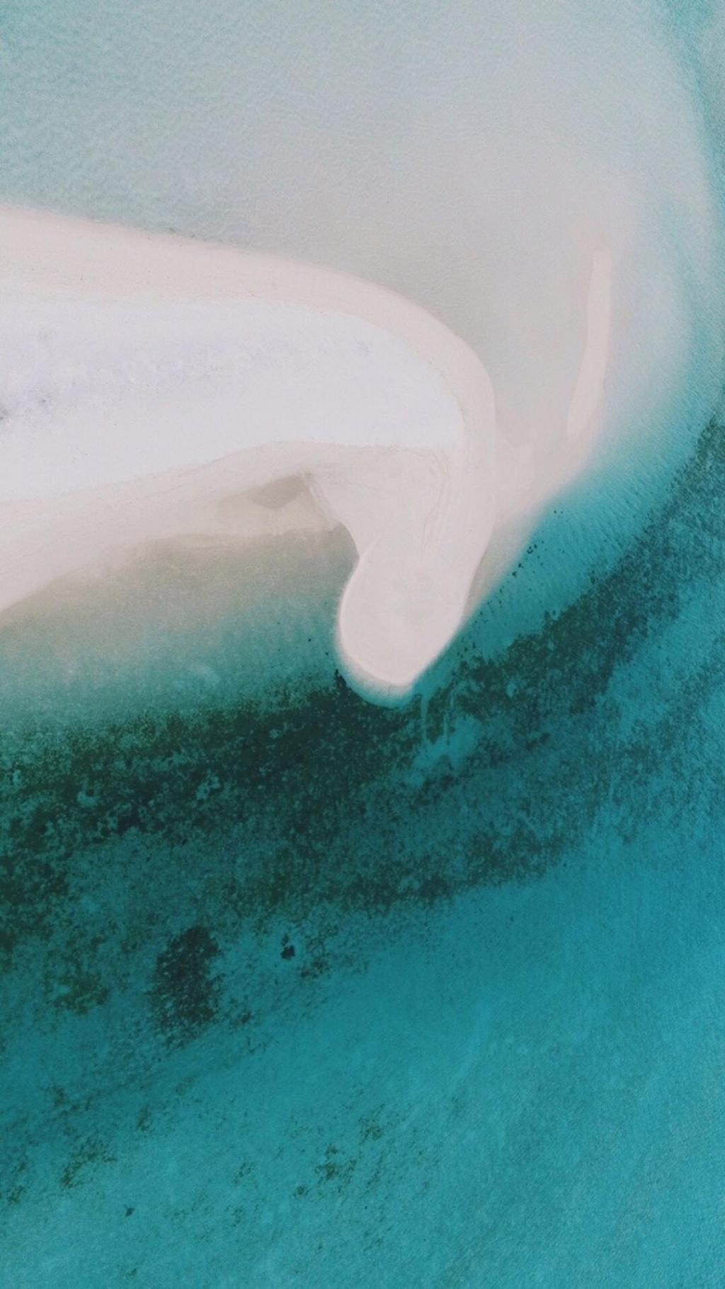 俯拍下的蓝色大海风光