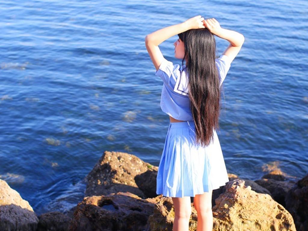 大眼萝莉日系水手服海边写真