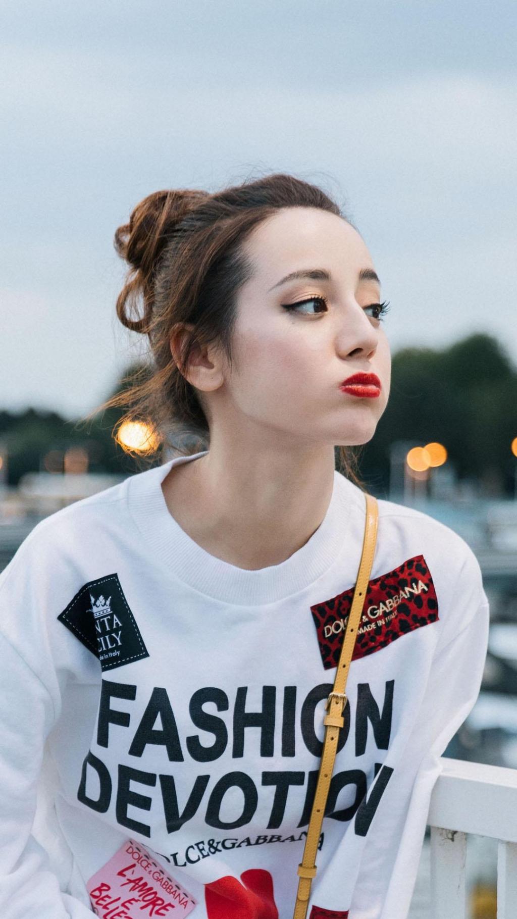 迪丽热巴机场甜美小清新写真