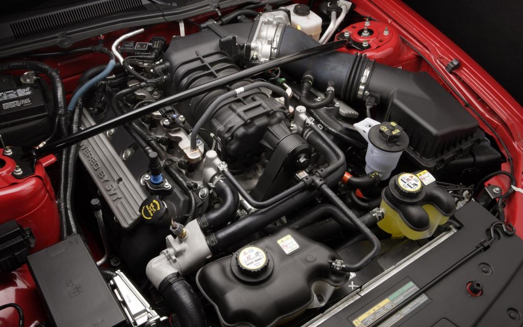 汽车的宽屏发动机特写