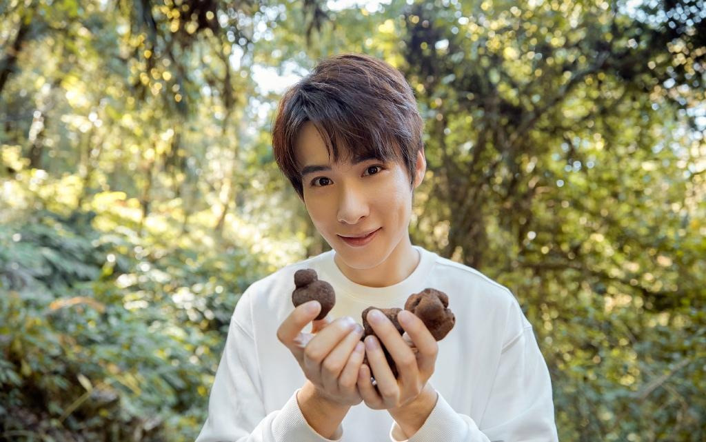 吴昊泽林间阳光清爽帅气写真